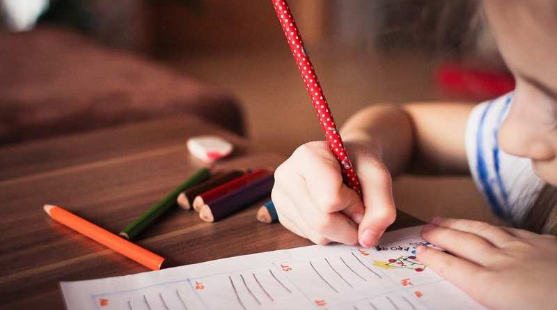 niña estudiando